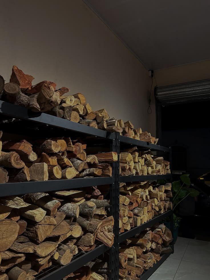 Bois rangé sous abri